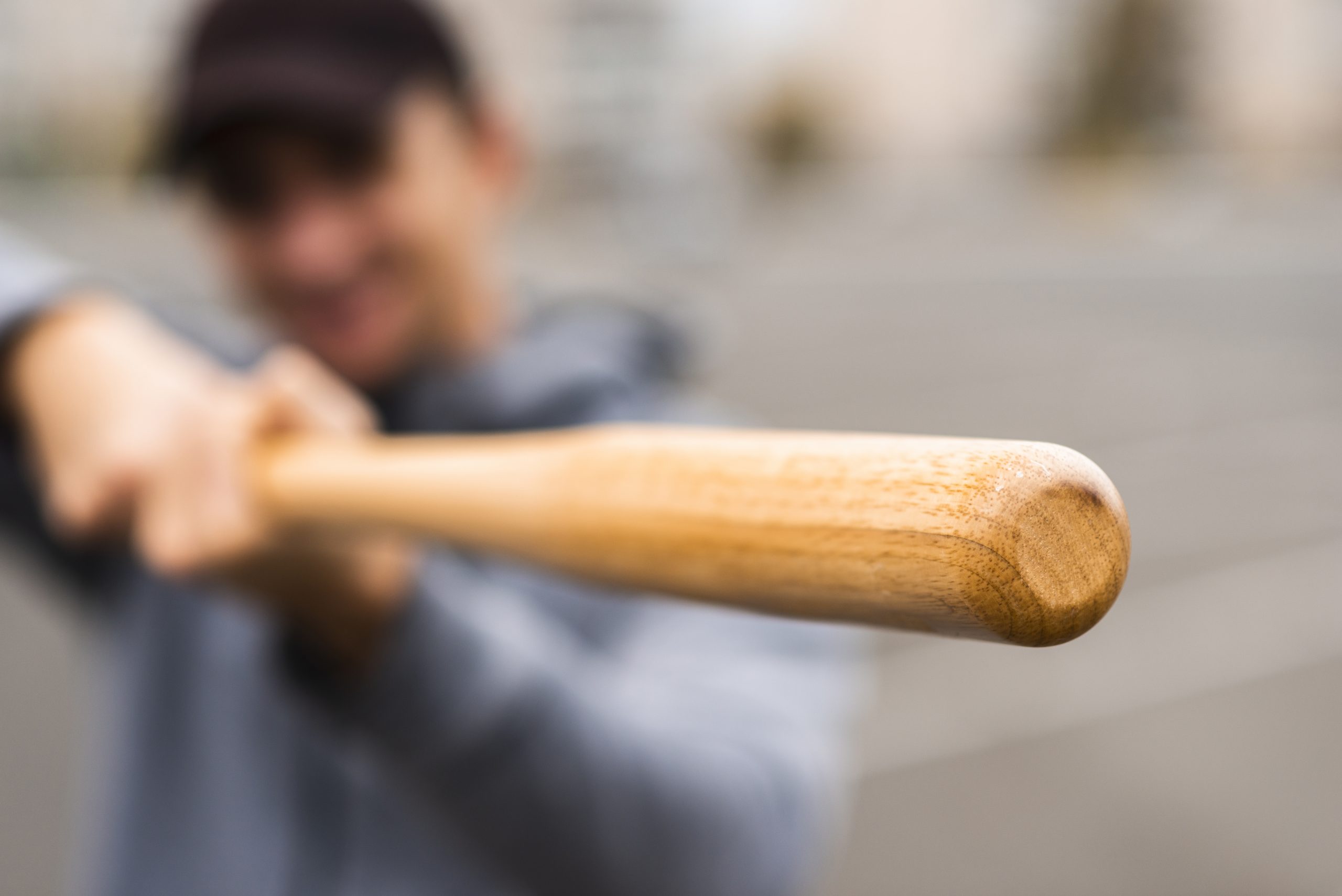  Foto ilustrativa de homem desfocado segurando taco de basebol 