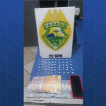 Dinheiro e pedras de crack apreendidas pela polícia