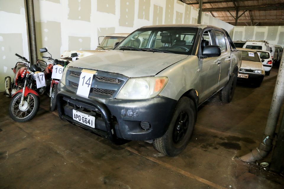 Veículos estacionados no almoxarifado da Prefeitura de Maringá