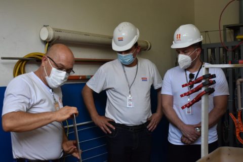  Integrantes da cooperativa paraguaia observam explicação de funcionário da Copel 