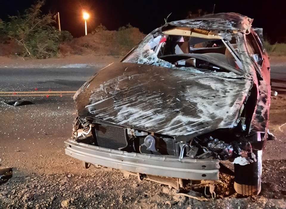 Carro Toyota Corolla destruído após capotamento 