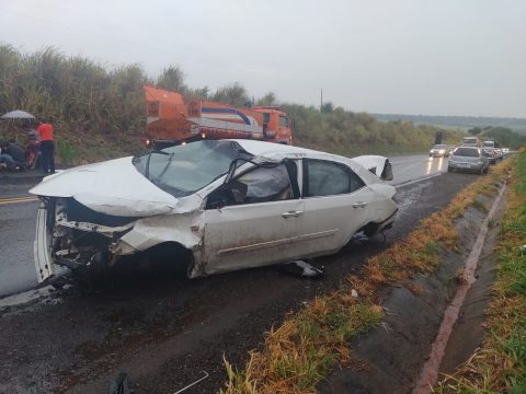  Carro Toyota Corolla branco destruído após acidente 
