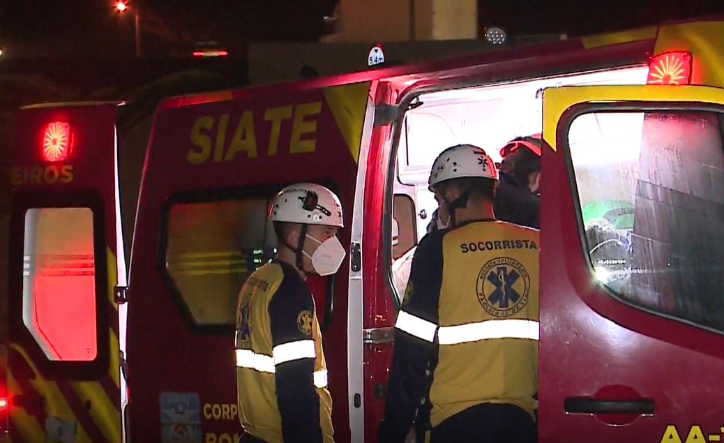  Socorristas do Siate em ambulância durante resgate 