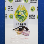 Pistola calibre 32, dinheiro e drogas apreendidos durante operação