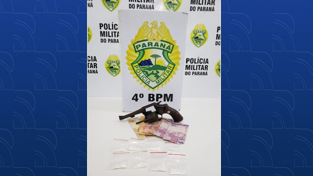  Pistola calibre 32, dinheiro e drogas apreendidos durante operação 