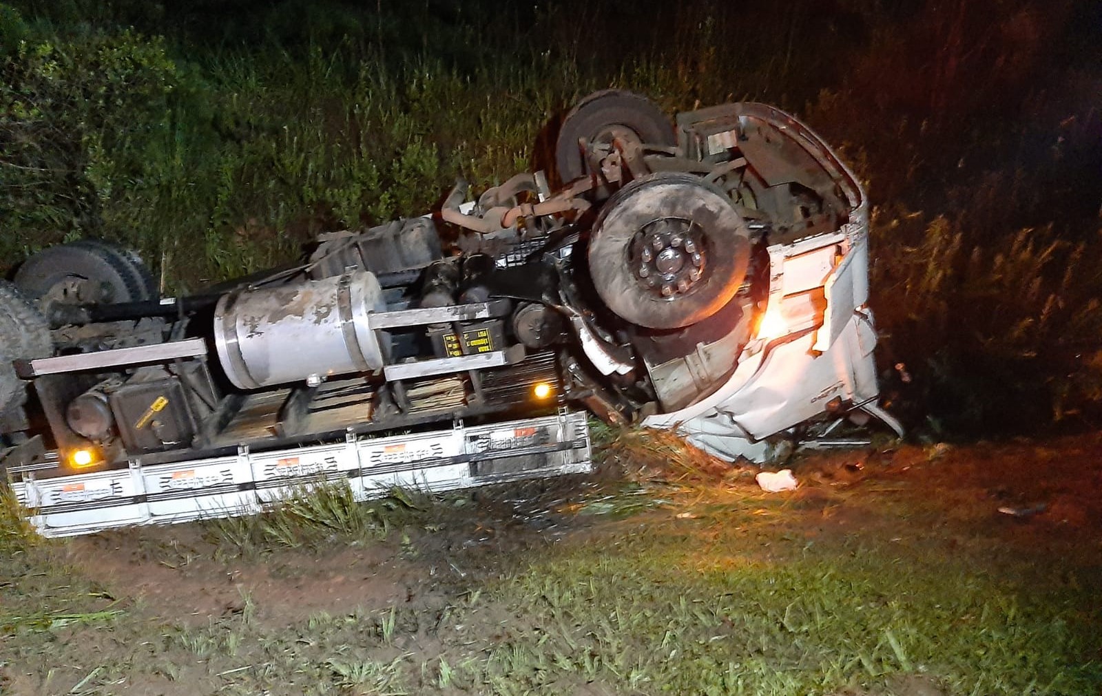 Acidente entre máquina agrícola e carro deixa três pessoas feridas, em  Tupãssi 