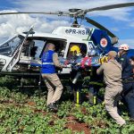 Equipes do corpo de bombeiros e samu encaminhando a motorista até o helicóptero do Samu aéreo