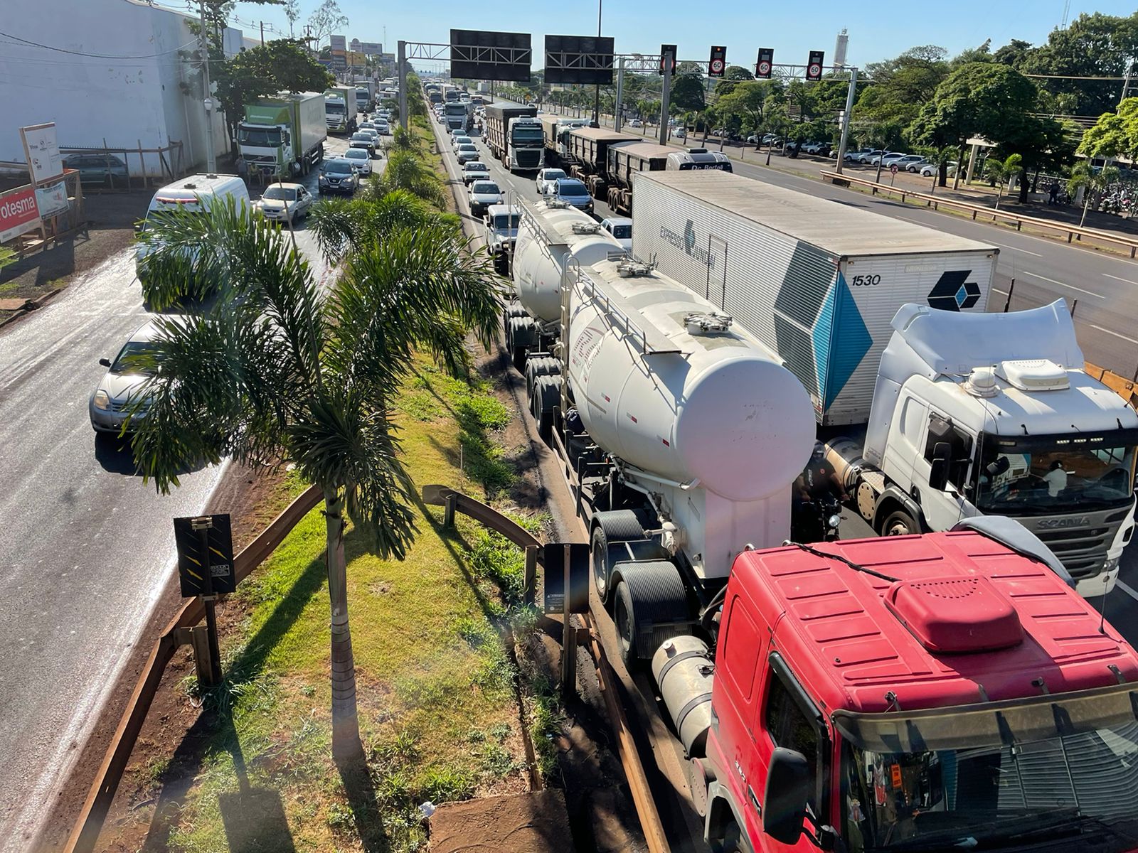  Vários veículos parados em congestionamento na BR-376 