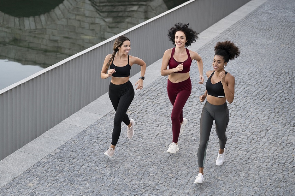  mulheres correndo na rua 