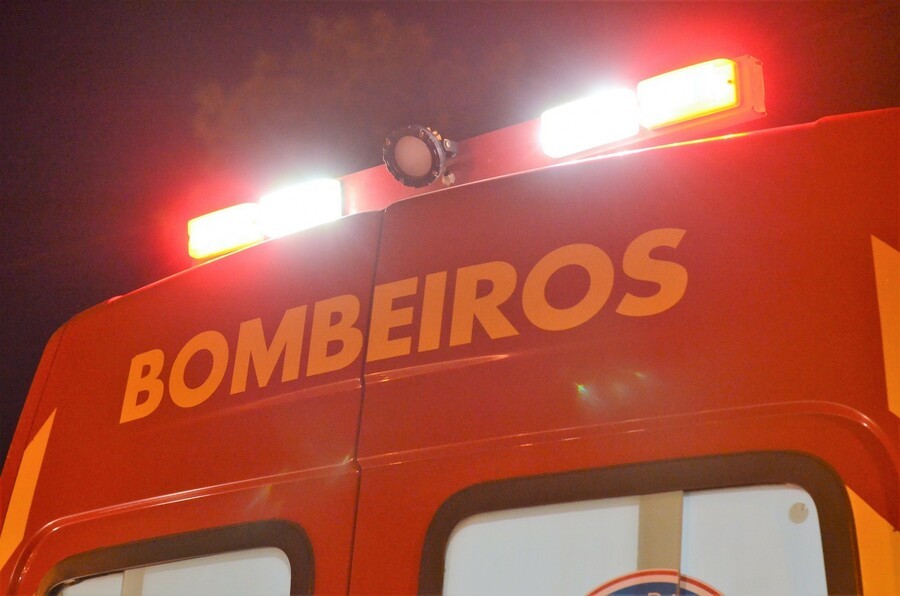  Ambulância dos bombeiros com sirene ligada 