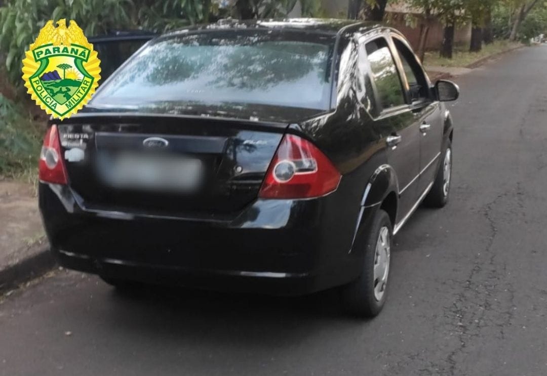  Carro Ford Fiesta Sedan preto que aguardava os suspeitos para fuga 