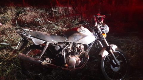  Motocicleta avariada, às margens da rodovia 