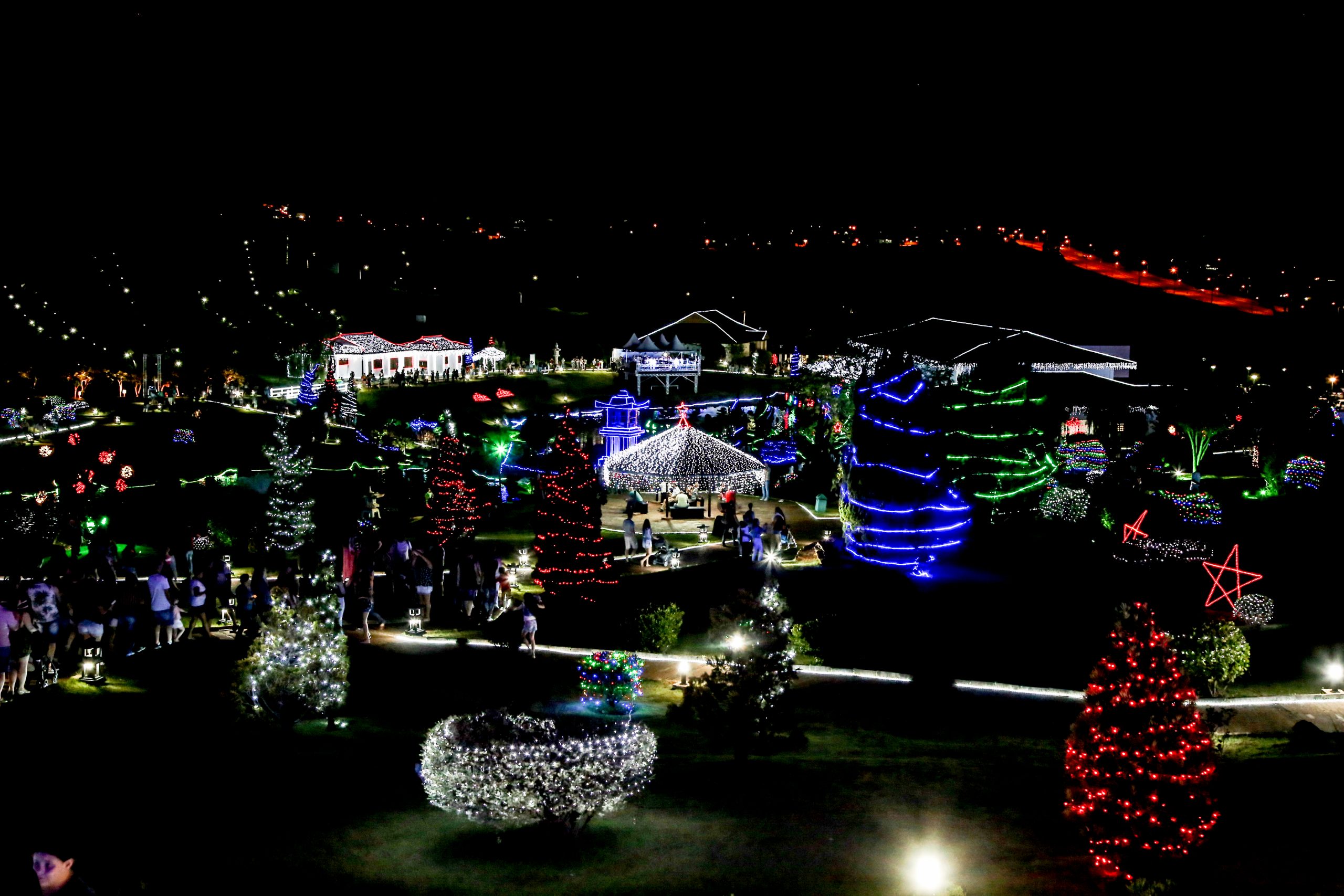 Parque do Japão todo iluminado com luzinhas natalinas