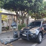 Viatura da Polícia Federal estacionada em frente a uma residência