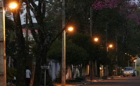  postes de iluminação urbana em uma rua de Maringá 
