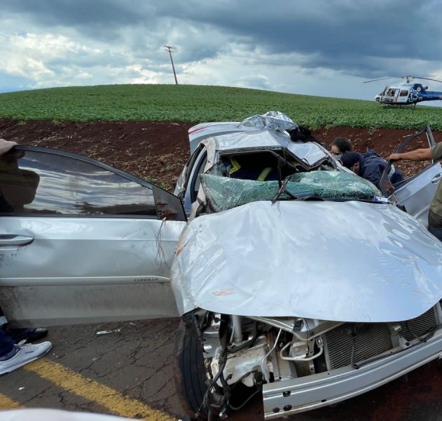 Veículo Corolla Toyota destruído após capotamento