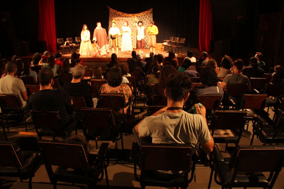  público assiste a espetáculo em teatro 