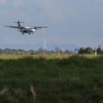 Avião pousando em aeroporto