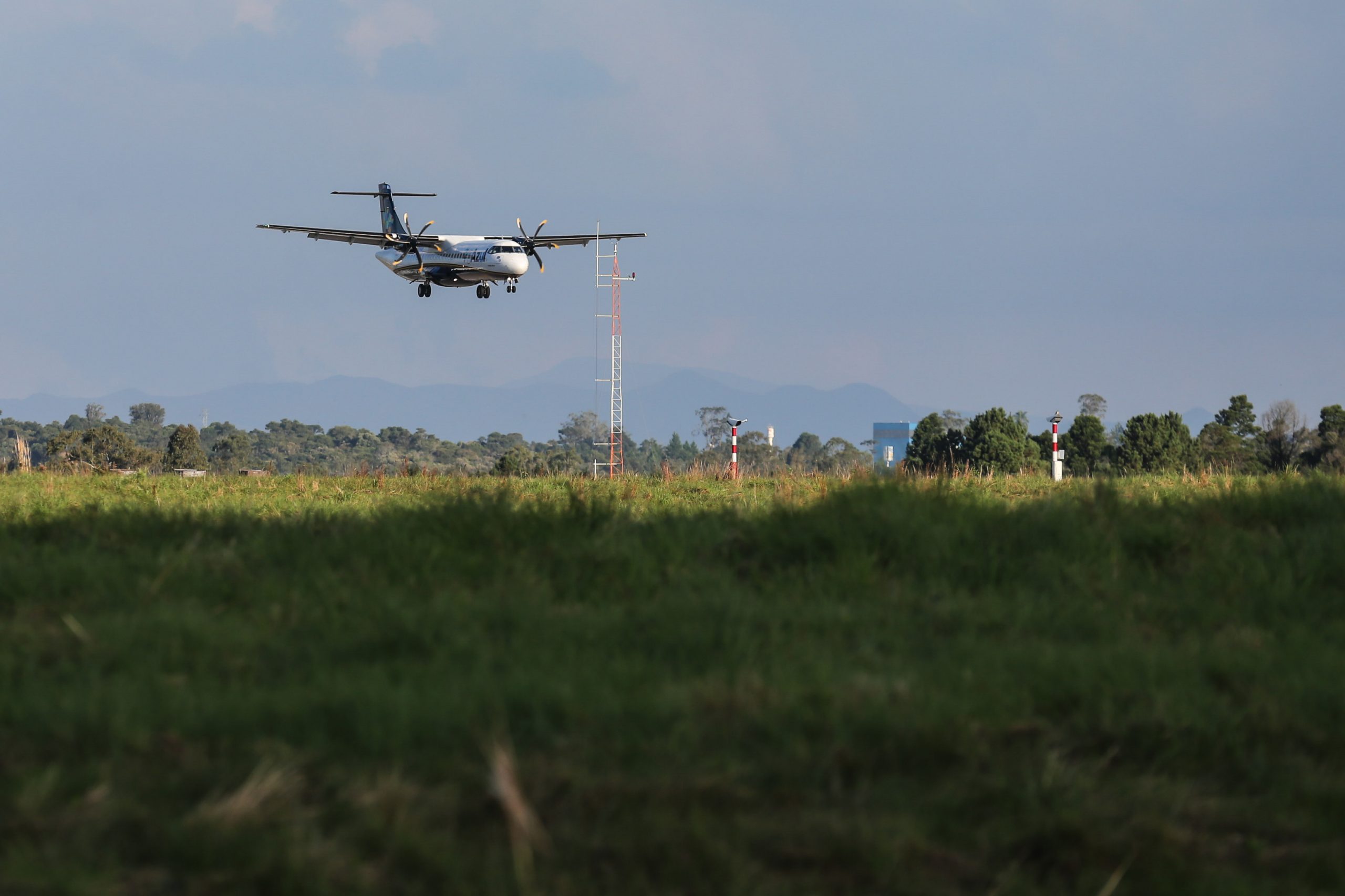  Avião pousando em aeroporto 