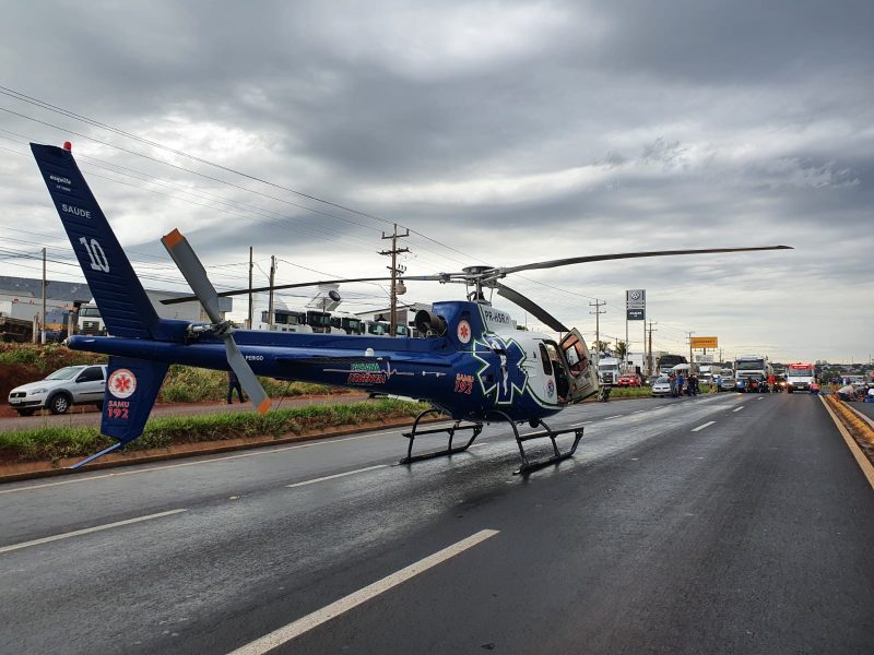 helicóptero de samu aéreo pousa em rodovia para resgate de vítima de acidente