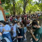 Alunos da UEM protestam em frente ao auditório