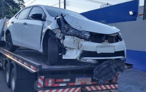  carro Corolla Toyota batido em guincho após fuga 