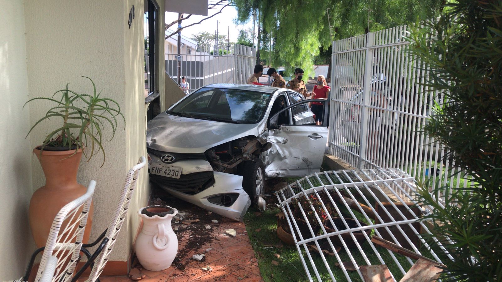 Rouba carro, tem acidente e é acudido pelo dono do veículo