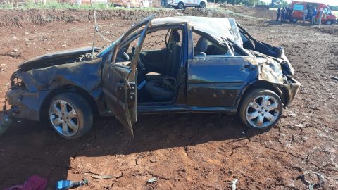  Veículo VW Gol preto destruído após capotamento 