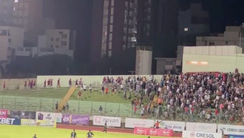  Arquibancada do Estádio Wilie Davids em Maringá com torcedores dos times do Athletico e Maringá em confronto 