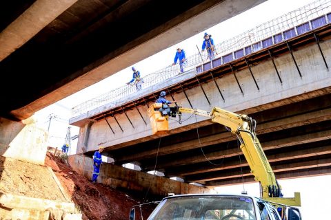  Funcionários públicos trabalham em obra de construção de viaduto 