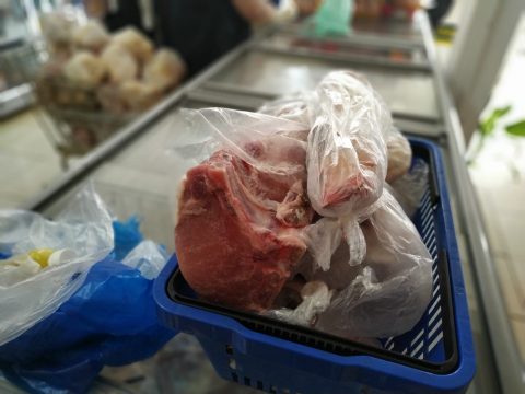  Cesta de supermecado com pacotes de carne abertos 