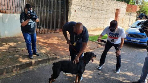  Policiais Civis com cadela resgatada 