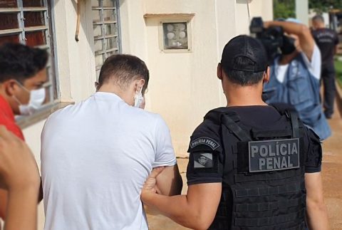  Policial Penal conduz suspeito para Fórum de Sarandi pelo braço 