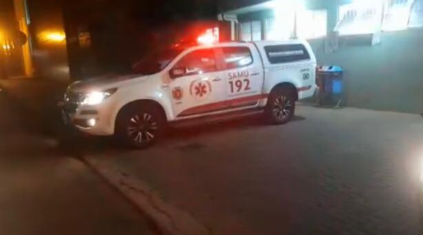  Viatura do Samu com giroflez ligado em frente ao Hospital Metropolitano de Sarandi 