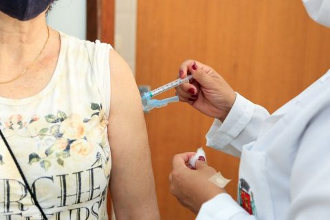  profissional da saúde aplica vacina 