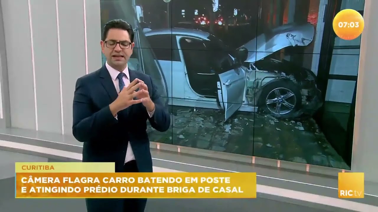 Câmera flagra carro batendo em poste e atingindo prédio durante briga de  casal - RIC.com.br