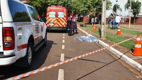  Ambulância do Samu e Corpo de Bombeiros ao lado do corpo coberto na Avenida 