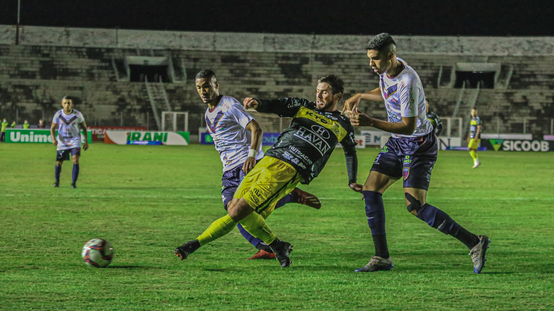 Jogos de hoje (21/11/23) de futebol ao vivo: horário e onde assistir