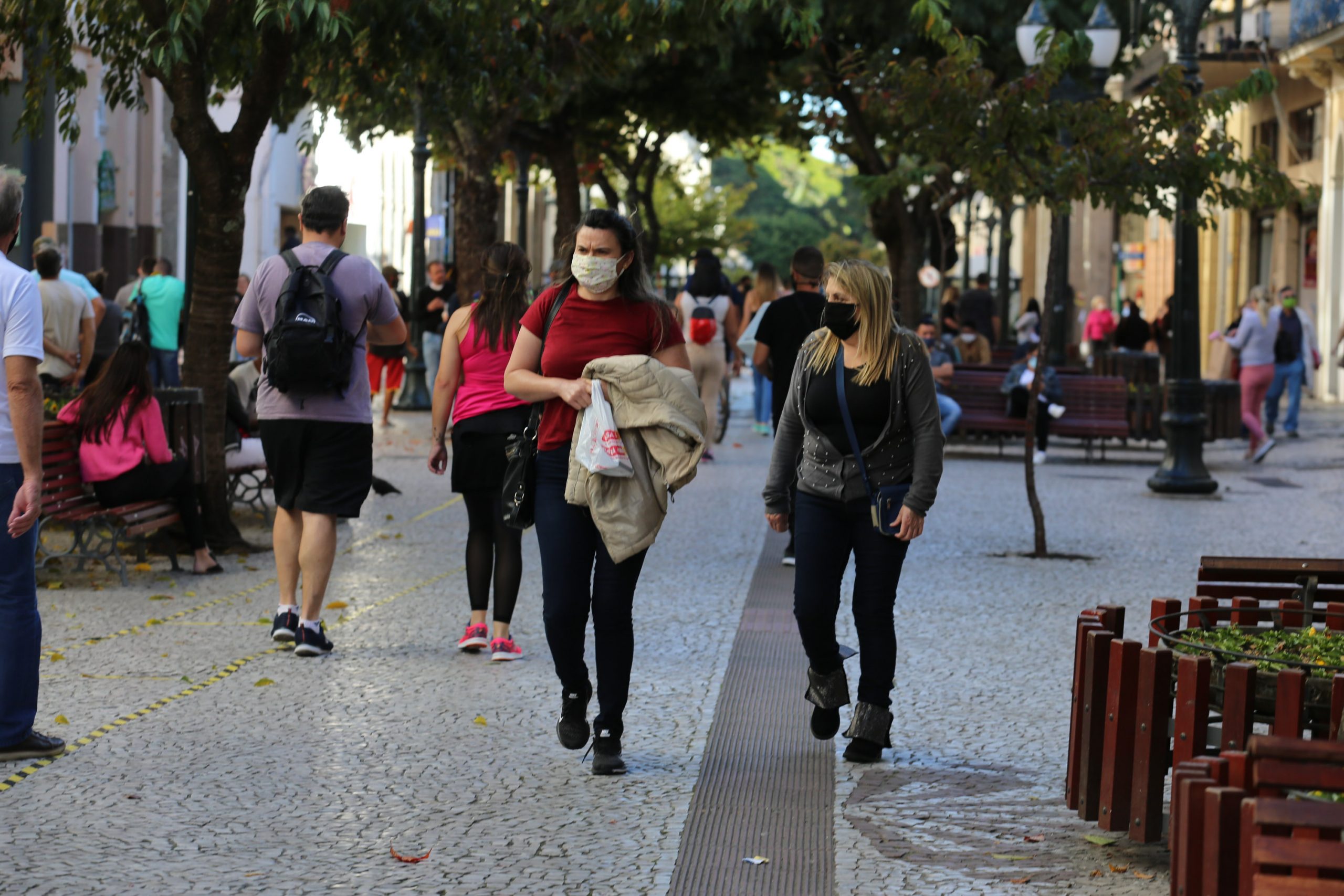  Pela segunda semana seguida, Curitiba registra mais de 1000 casos de covid-19 por dia 