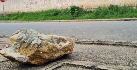  Pedra atirada na calçada 