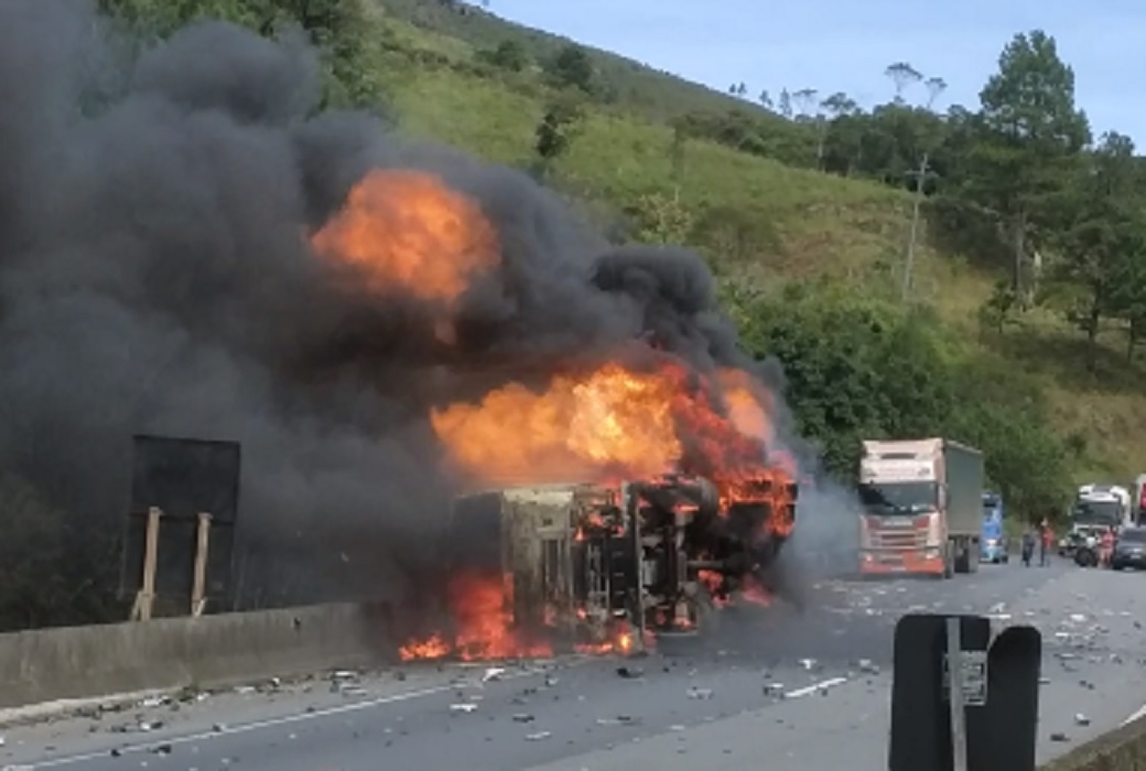 Produtos explodiram e foram arremessados durante incêndio em