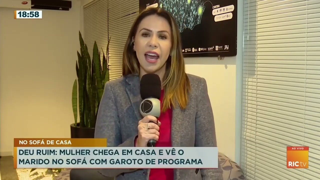 Deu ruim: mulher chega em casa e vê o marido no sofá com garoto de programa  - RIC.com.br