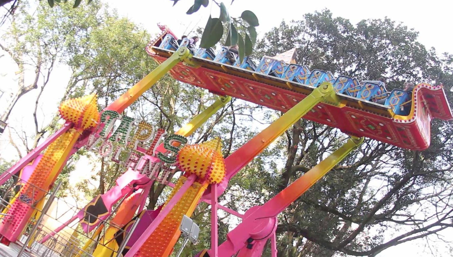  Crianças ficam presas a 6m de altura em brinquedo de parque de diversões 