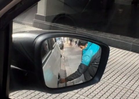  Homem surpreende ladrão que tentava roubar seu carro e grava momento; veja o vídeo 