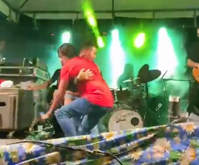  Vídeo: Palco desaba durante evento junino na Bahia 