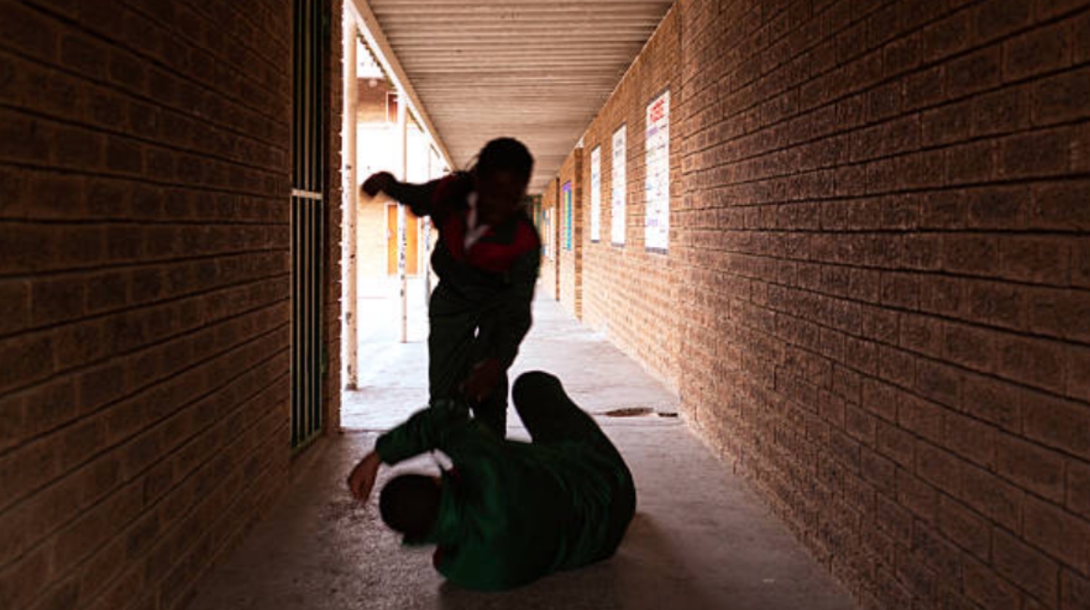  VÍDEO: Adolescente é agredida por colegas na saída da escola e fica com rosto destruído 