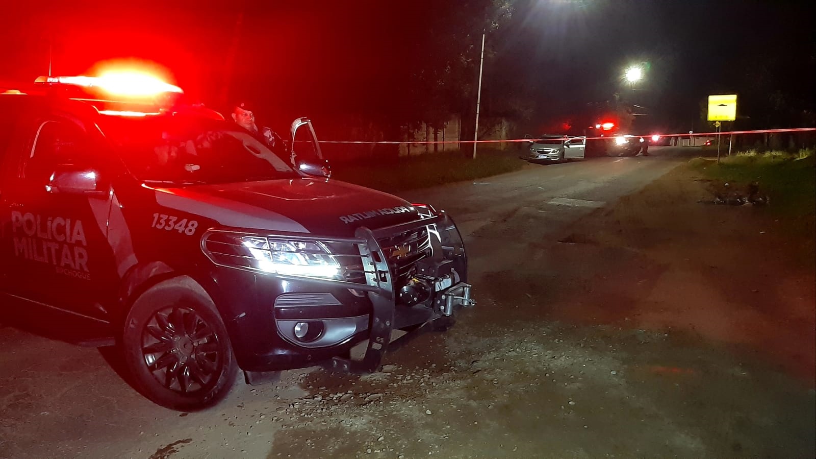  Homem que circulava com carro roubado é morto em confronto com a Rone no Umbará. (Foto: Diogo Cordeiro / RICtv) 