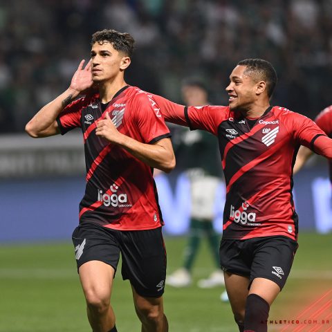  Vitor Roque e Vitor Bueno autores dos gols da vitória do Athletico diante do Palmeiras. (Foto: José Tramontin/athletico.com.br) 