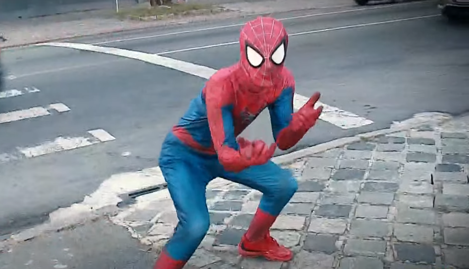  Homem aranha faz sucesso vendendo bala nas ruas de Curitiba 