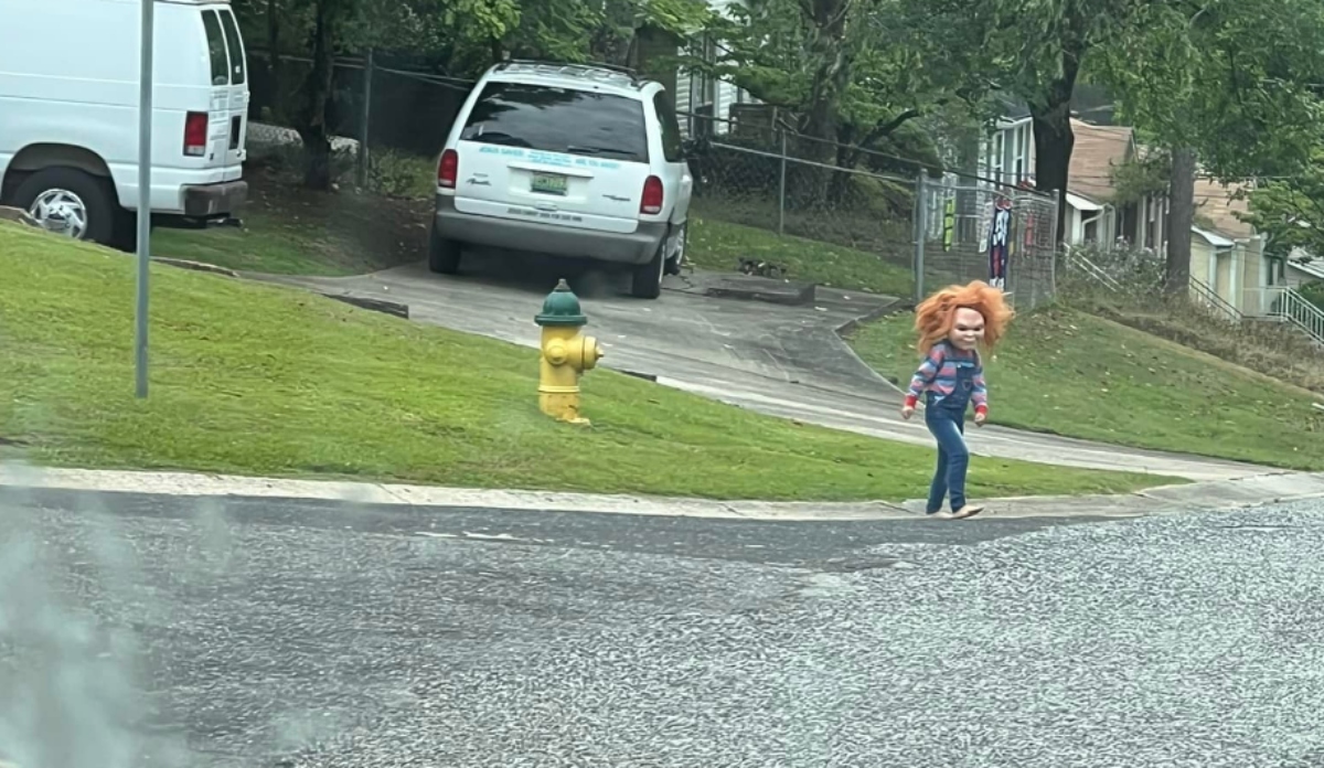  Criança de 5 anos se veste de Chucky e aterroriza cidade nos Estados Unidos 